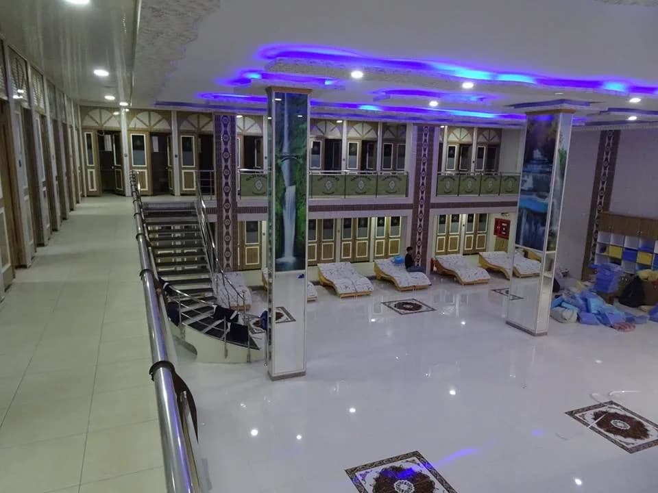 İki katlı dinlenme salonu: parlak seramik zemin, alçı asma tavan ve tavan nişlerine gizlenmiş LED bant aydınlatma.