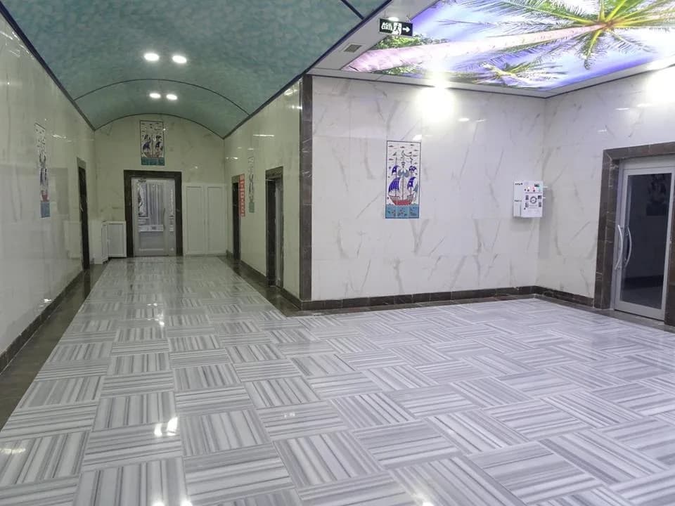 Mermer görünümlü büyük ebat duvar kaplaması, tonoz tavan ve baskılı gergi tavan uygulaması.