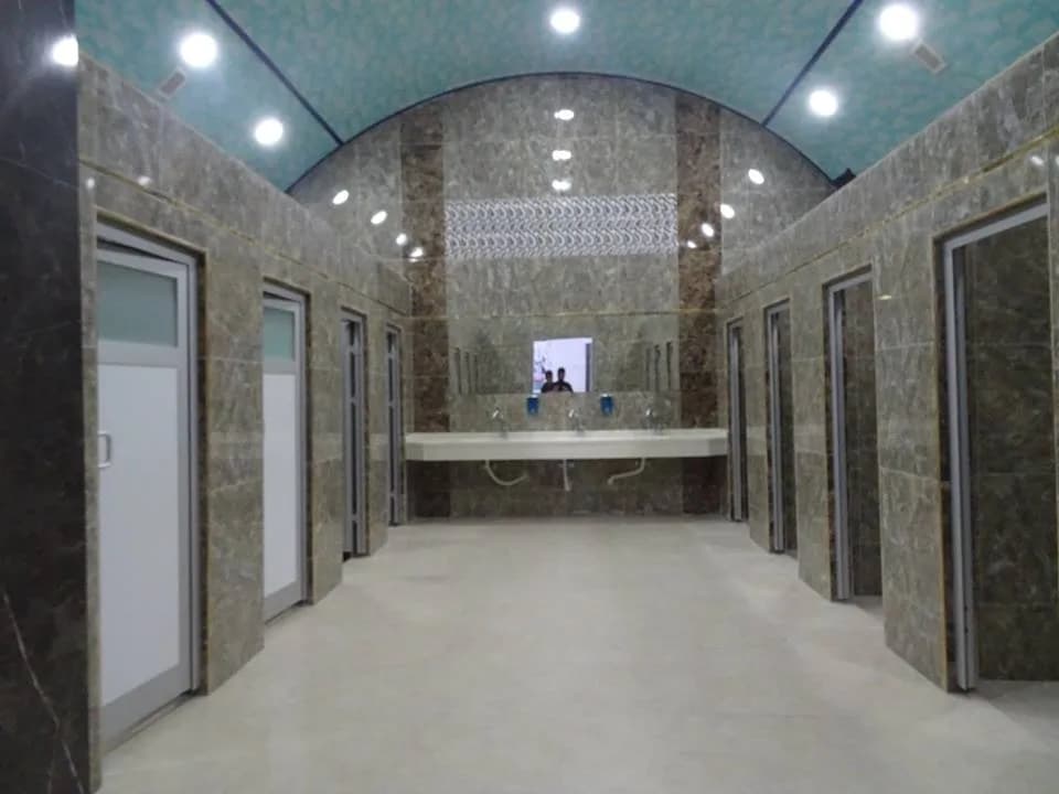 Seramik kaplı lavabo alanı, tonoz tavan, spot aydınlatma ve tek parça tezgâh.