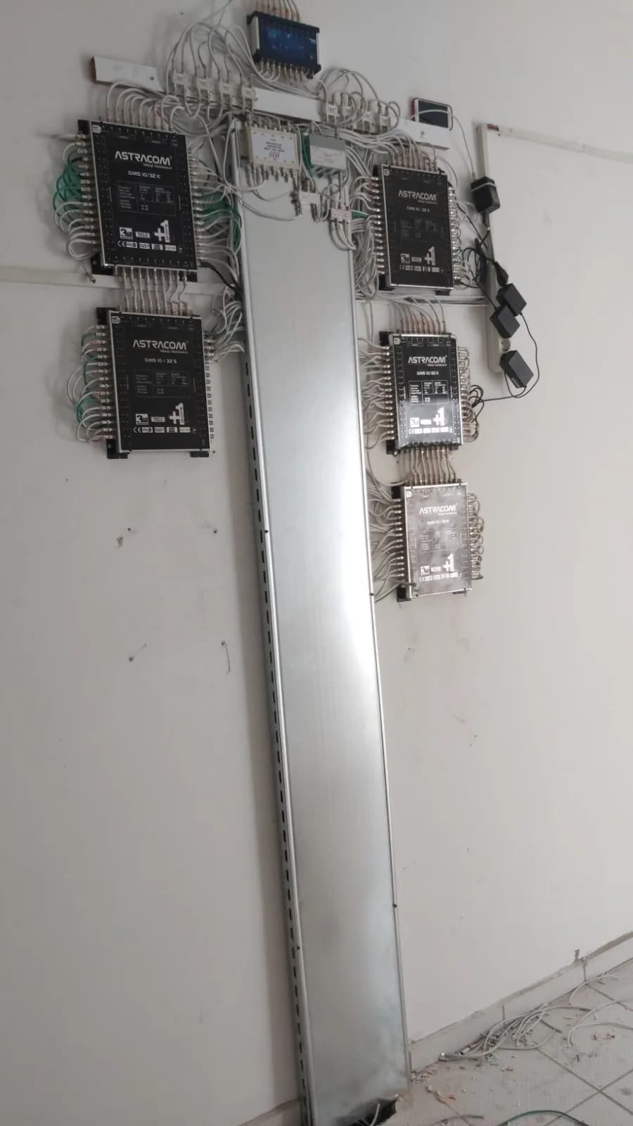 Multiswitch dağıtım hattı, düzenli kablo demeti ve galvaniz kablo kanalı — tamamlanmış hâli.