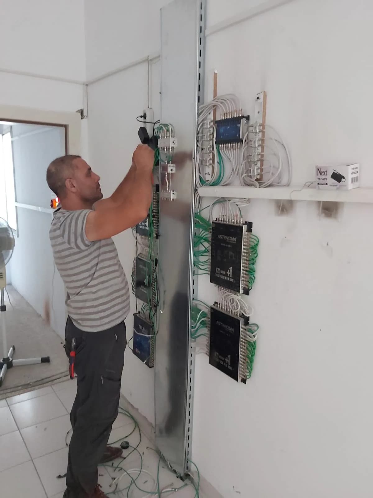 Bina ortak alanında multiswitch montajı ve daire çıkışlarının tek tek bağlanması.